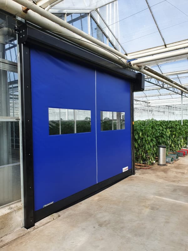 blauwe-snelloopdeur-met-zwart-frame